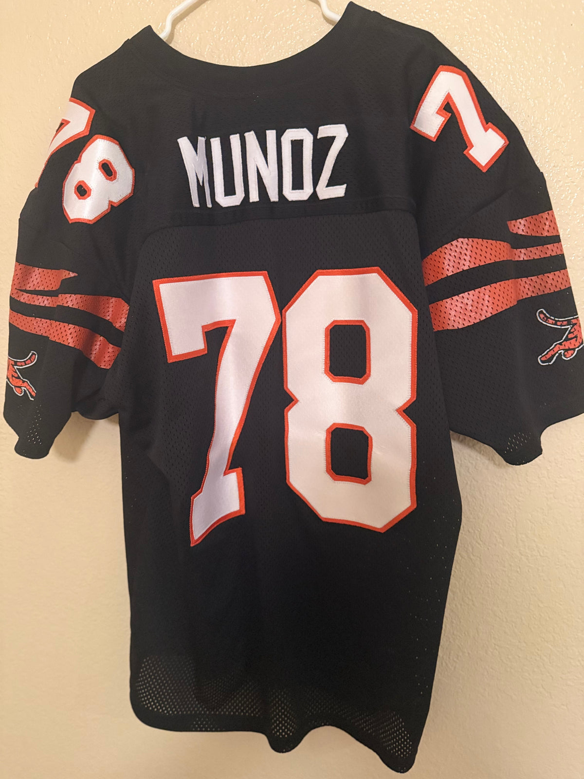 Anthony Munoz Jersey and Autograph Fleer All-Pro 1990 Card